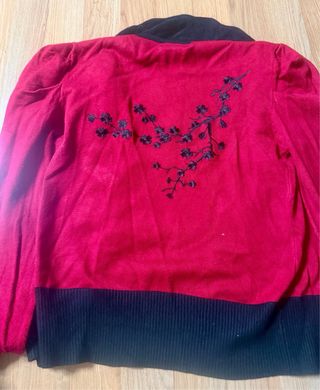 Cárdigan rojo y negro con lazo