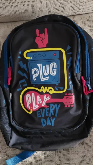 Mochila Negra y Azul con Diseño Musical