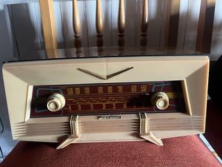 Radio antigua de mesa luz a 125