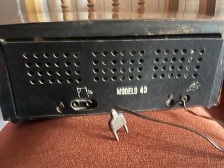 Radio antigua de mesa luz a 125