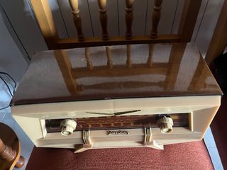 Radio antigua de mesa luz a 125