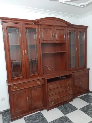 Mueble de salón de madera con vitrinas