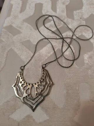 Collar plateado con colgante, motivos orientales.