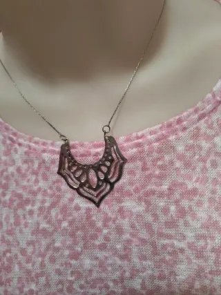 Collar plateado con colgante, motivos orientales.