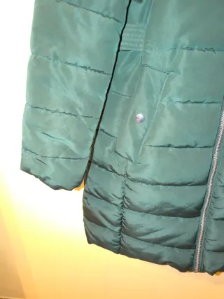 Abrigo verde con capucha y pelo negro