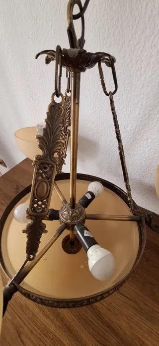 Lámparas de techo doradas y beige