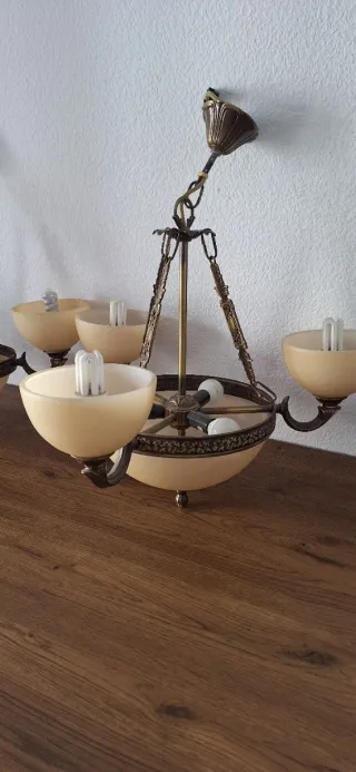 Lámparas de techo doradas y beige