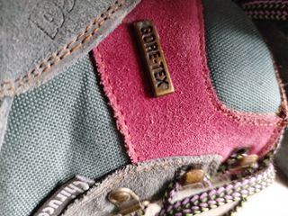 Botas de trekking Chiruca grises y rosas