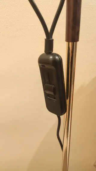 Lámpara de pie retro dorada y marrón