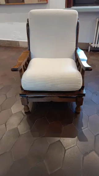 Sofá individual beige y madera