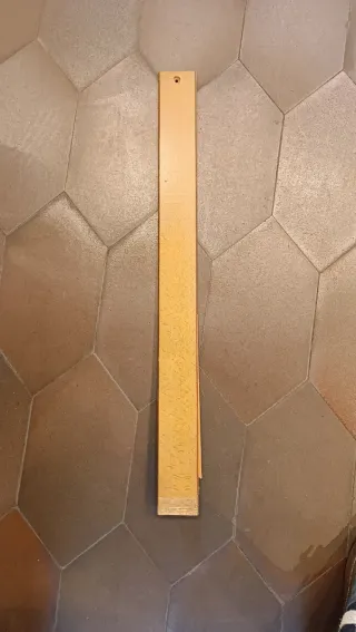 Sofá individual beige y madera