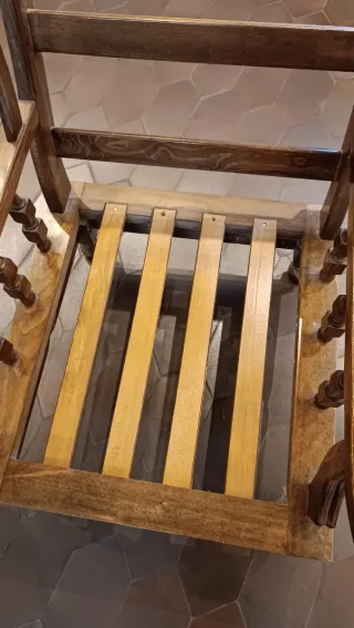 Sofá individual beige y madera