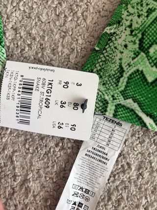 Top bikini verde de estampado serpiente