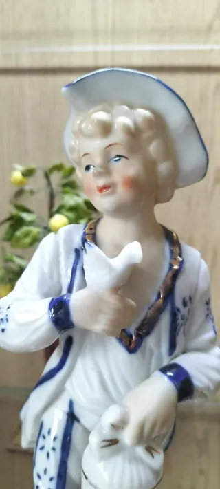 Figura Joven Caballero con Paloma