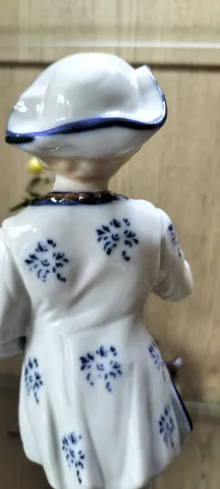 Figura Joven Caballero con Paloma