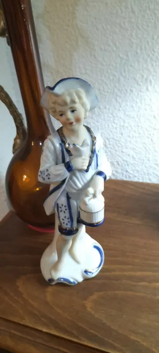 Figura Joven Caballero con Paloma