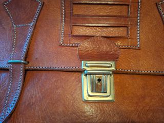 Maletín de piel marrón