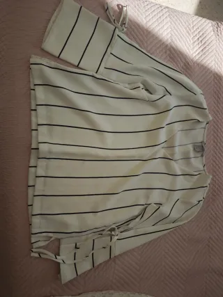 Camisa de rayas blanca y negra