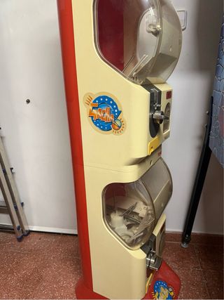 Máquina expendedora de bolas Tomy