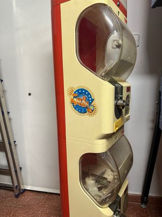 Máquina expendedora de bolas Tomy