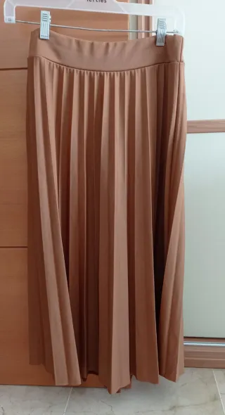 Falda plisada marrón