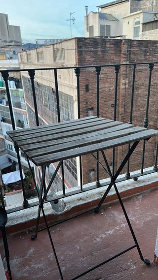 Tavolo da balcone Il tavolo è venduto montato.