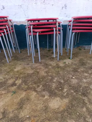 Mesas y Sillas de Bar Rojas