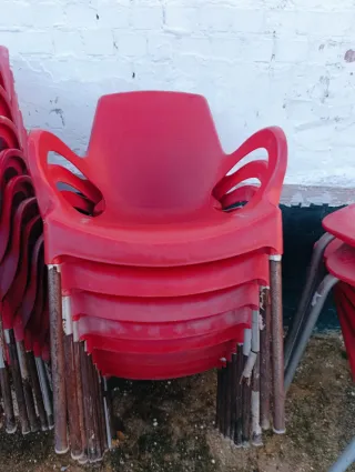 Mesas y Sillas de Bar Rojas