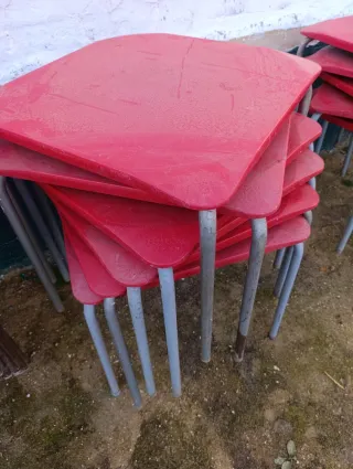 Mesas y Sillas de Bar Rojas