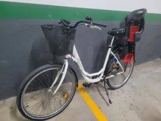 Bicicleta paseo con silla y cesta
