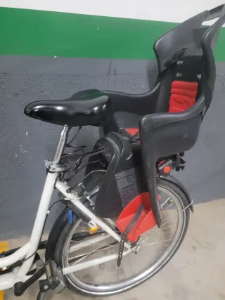 Bicicleta paseo con silla y cesta