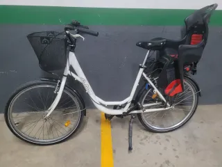 Bicicleta paseo con silla y cesta