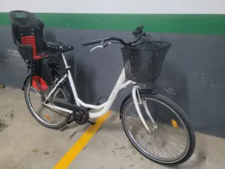 Bicicleta paseo con silla y cesta