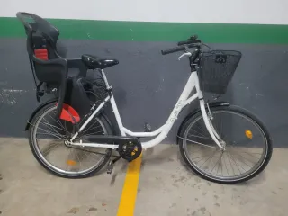 Bicicleta paseo con silla y cesta