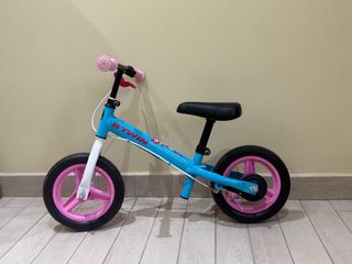 Bicicleta sin pedales B'Twin azul y rosa