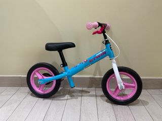 Bicicleta sin pedales B'Twin azul y rosa