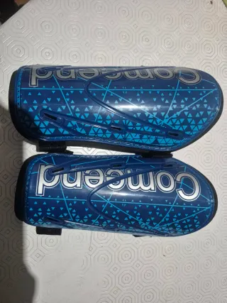 Caneleiras de futebol azuis