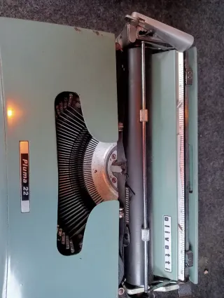 Máquina de escribir Olivetti Pluma 22