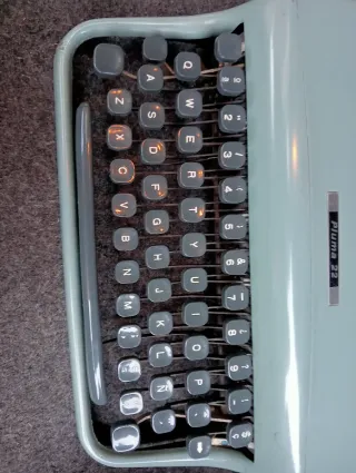 Máquina de escribir Olivetti Pluma 22