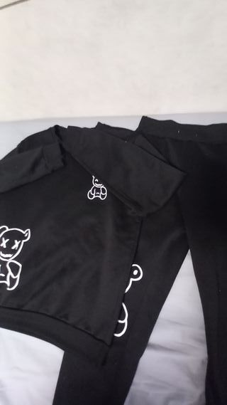 Sudadera negra con estampado de osos