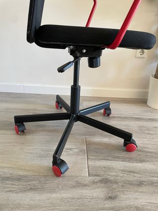 Silla de oficina ajustable negra y roja