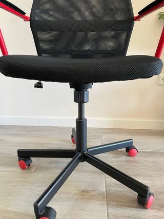 Silla de oficina ajustable negra y roja