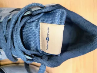 Zapatillas deportivas azules y grises