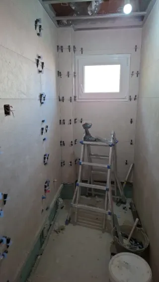 Ofrezco mi servicio  como fontanero, alicatador