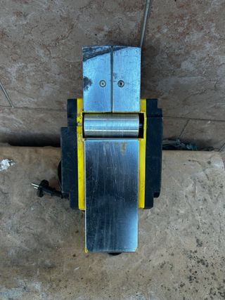 Cepilladora eléctrica amarilla DRAKO