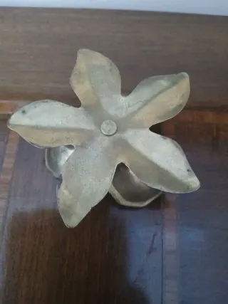Portacandele antico in ottone a forma di fiore