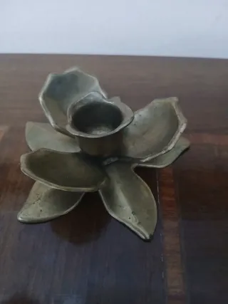 Portacandele antico in ottone a forma di fiore