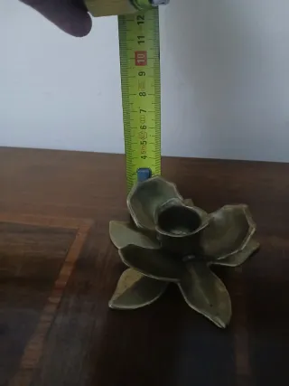 Portacandele antico in ottone a forma di fiore