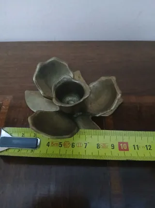 Portacandele antico in ottone a forma di fiore