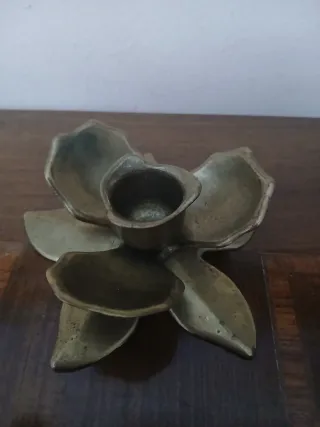 Portacandele antico in ottone a forma di fiore